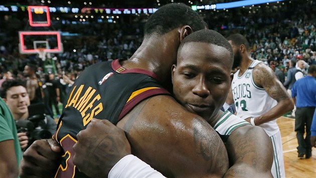 LeBron James(vlevo) dovedl Cleveland do dalho finle NBA, blahopeje mu Terry Rozier z Bostonu.