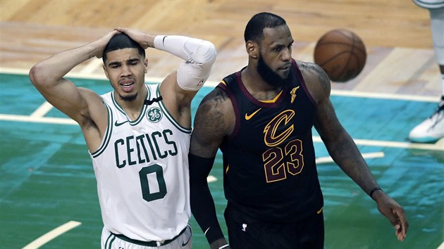 Jayson Tatum (vlevo) z Bostonu je zklaman, ve svm prvnm roce si finle NBA nezahraje. Zastavil ho LeBron James s Clevelandem.