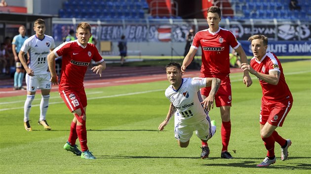 Ostravsk fotbalista Martin Fillo (v blm) pad po faulu v zpase s Brnem.