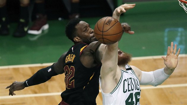 Jeff Green (vlevo) z Clevelandu zastavuje Arona Baynese z Bostonu.