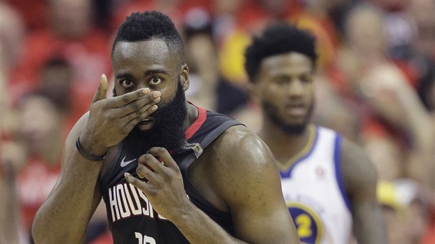 James Harden (vlevo) z Houstonu si kontroluje nos, v pozad Jordan Bell z Golden State.