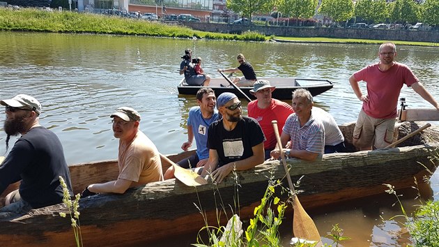Nadšenci v Hradci Králové trénují plavbu v dlabaném člunu na expedici v Egejském moři (26.5.2018).