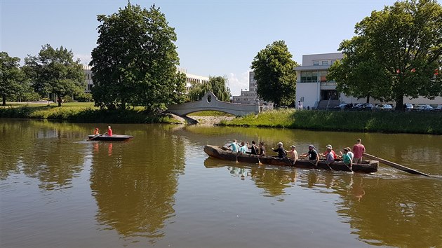 Nadšenci v Hradci Králové trénují plavbu v dlabaném člunu na expedici v Egejském moři (26.5.2018).