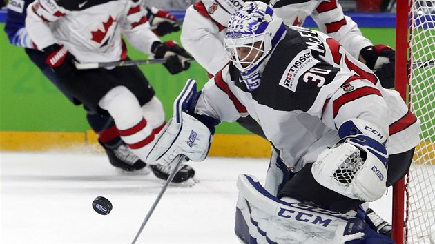 Kanadsk glman Curtis McElhinney zasahuje v zpase o bronz proti USA.