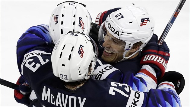 Radost amerických hokejistů - úspěšného střelce Anderse Leeho (zcela vpravo) objímají Dylan Larkin s Charliem McAcoyem.