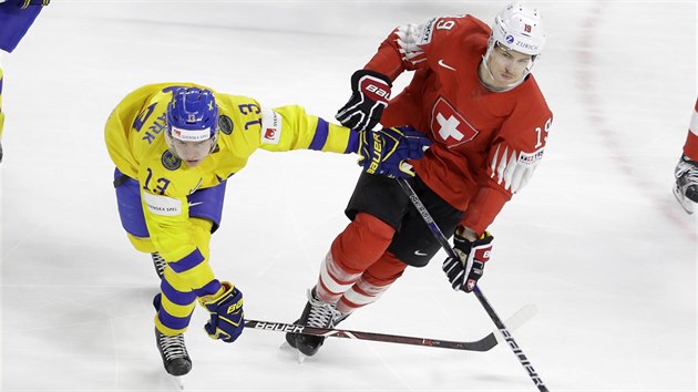 Švédský útočník Mattias Janmark se snaží obrat o puk švýcarského hokejistu Reta Schäppiho (vpravo).