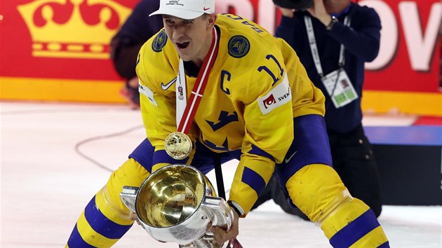 Švédský kapitán Mikael Backlund s trofejí pro světového šampiona.