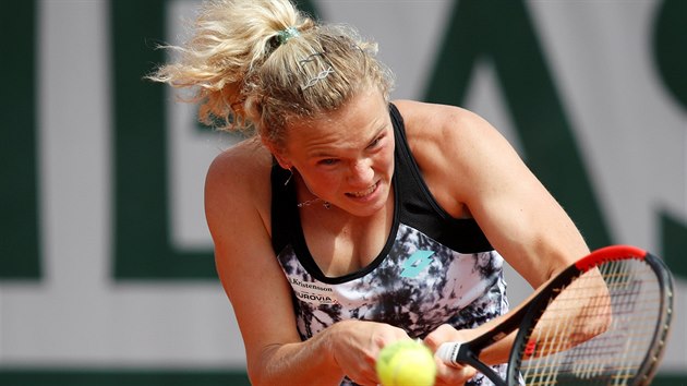 esk tenistka Kateina Siniakov hraje forhendem.