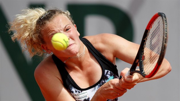 esk tenistka Kateina Siniakov hraje forhendem v prvnm kole Roland Garros.