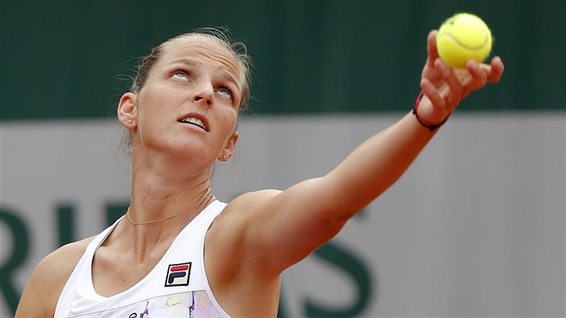 esk tenistka Karolna Plkov servruje v prvnm kole Roland Garros proti Barboe Krejkov.