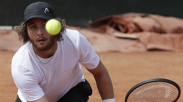 Argentinec Marco Trungelliti zahrv forhendov der v prvnm kole Roland Garros.