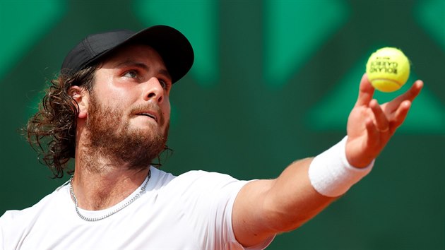 Argentinsk tenista Marco Trungelliti servruje na Roland Garros.