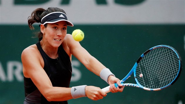 panlsk tenistka Garbiñe Muguruzaov hraje bekhendem v prvnm kole Roland Garros.