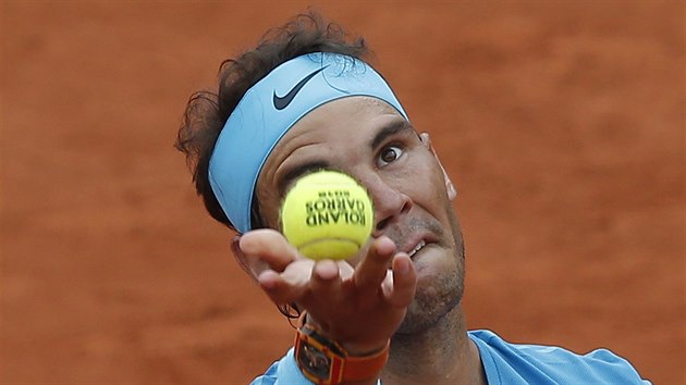 panlsk tenista Rafael Nadal servruje v prvnm kole Roland Garros.