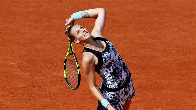 Česká tenistka Kristýna Plíšková servíruje v prvním kole Roland Garros.