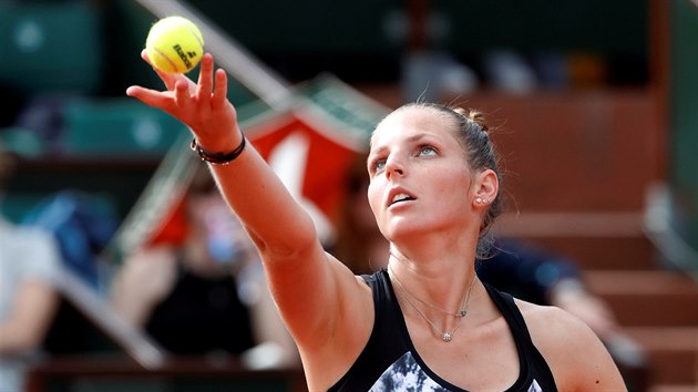 esk tenistka Kristna Plkov servruje v prvnm kole Roland Garros.