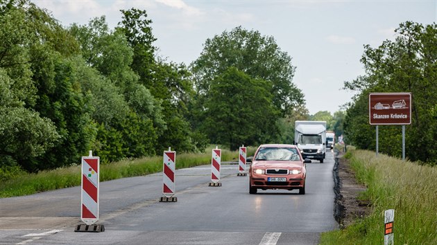 Na obchvatu Třebechovic se tvoří kolony aut (21. 5. 2018).