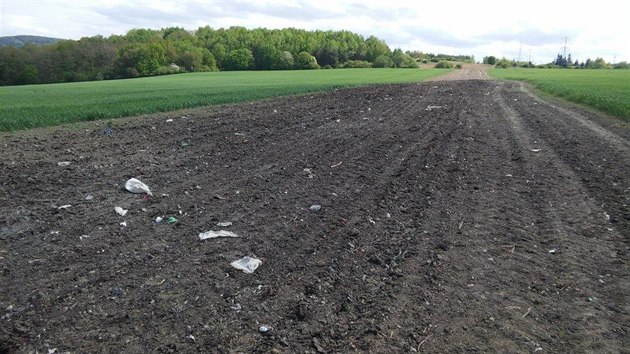Na pozemcch Josefa Bernka u Kyic se objevila sms odpadu a hlny. Firma Metrostav, kter mla pozemky v pronjmu, je mla vrtit v pvodnm stavu.