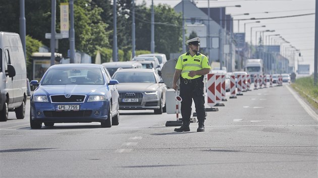 Runou kiovatku Rokycansk tdy s Masarykovou a Dlouhou ulic v Plzni d dopravn policist. idii je zde potkaj a do nedle. (23. 5. 2018)