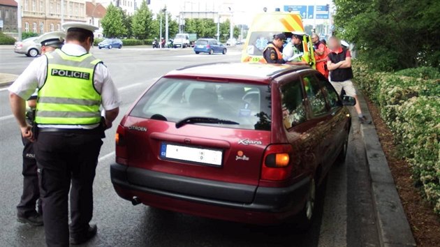 Auto srazilo v centru Plzn dv dti. Sourozenci pravdpodobn vstoupili do silnice na ervenou.