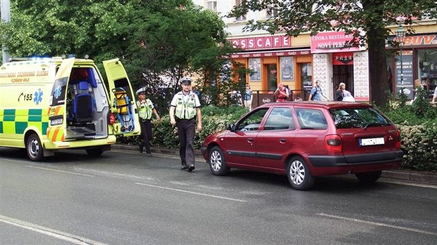 Auto srazilo v centru Plzn dv dti. Sourozenci pravdpodobn vstoupili do silnice na ervenou.