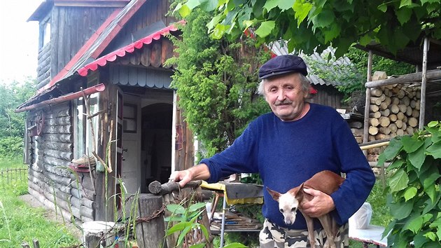 Bronislav Bocek u svho domku. Redaktorka MF DNES jej navtvila opakovan.