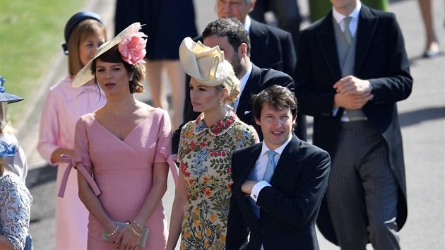 esk vivov poradkyn Gabriela Peacock (v rovch atech) a zpvk James Blunt a jeho manelka Sofia Wellesley na svatb prince Harryho a Meghan Markle (Windsor, 19. kvtna 2018)