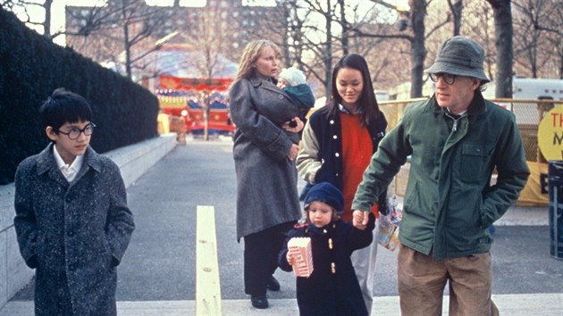Moses Farrow se sourozenci a rodiči Miou Farrowovou a Woodym Allenem (1988)