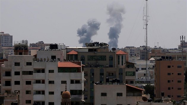 Stoupající kouř po útoku na Izrael z Pásma Gazy 29.5.2018