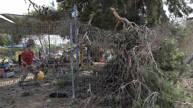 Jedna ze střel z Pásma Gazy zasáhla pozemek školky
