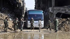 Syrská armáda odváí radikální islamisty z palestinské tvrti Jarmúk v Damaku...