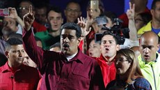 Nicolás Maduro slaví se svými píznivci vítzství ve venezuelských...