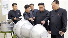 Vůdce KLDR Kim Čong-un při prohlídce severokorejského jaderného centra...
