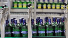 Karlovarská Becherovka dokončila výrobu 40 tisíc lahví košer likéru. Zadní...