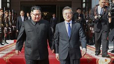 Lídi obou korejských stát Mun e-in (vpravo) a Kim ong-un pi spoleném...