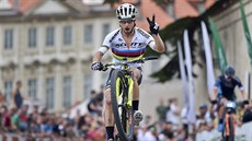 Mistr svta Nino Schurter na trati Praských schod bavil diváky. Nakonec dojel...