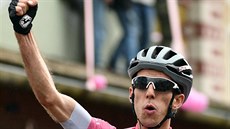 Britský jezdec Simon Yates oslavuje vítzství v patnácté etap Giro Italie.