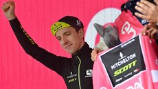 Britský jezdec Simon Yates oslavuje vítězství v patnácté etapě Giro’d Italia
