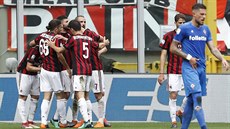AC Milán se raduje z gólu Patricka Cutroneho do sítě Fiorentíny
