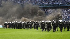 Řádění fanoušků v utkání mezi kluby Legia Varšava a Lech Poznaň