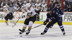 James Neal z týmu Vegas Golden knghts  vede puk ped Jacobem Troubou (v modrém)...