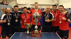 Stolní tenisté TTC Ostrava 2016 pózují s trofejí pro vítze eské Extraligy.