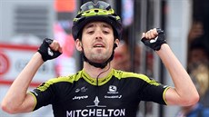 panlský cyklista Mikel Nieve slaví vítzství ve 20. etap Gira d'Italia.