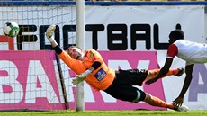 Michal Ngadeu ze Slavie (vpravo) p�ekonává branká�e Teplic Jakuba Divi�e.