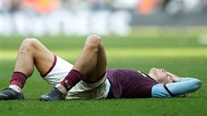 Jack Grealish z Aston Villy padl po utkání s Fulhamem na zem, jeho tým si...