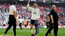Oliver Norwood z Fulhamu slaví postup do Premier League po výhe nad Aston...