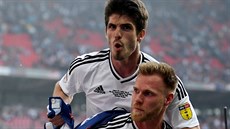 Tomá� Kalas z Fulhamu slaví se spoluhrá�em na zádech postup do Premier League.