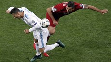 Dejan Lovren z Liverpoolu (vpravo) a Cristiano Ronaldo z Realu Madrid bojují o...