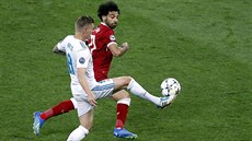 Mohamed Salah z Liverpoolu (v erveném) a Toni Kroos z Realu Madrid peláí za...