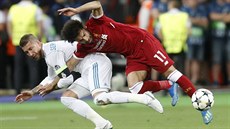 Sergio Ramos z Realu Madrid (vlevo) fauluje Mohameda Salaha z Liverpoolu.
